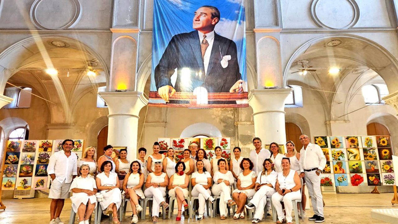 "Bayraklı’nın Renkleri" Çeşme’de buluştu: 60 sanatçıdan yağlı boya sergisi