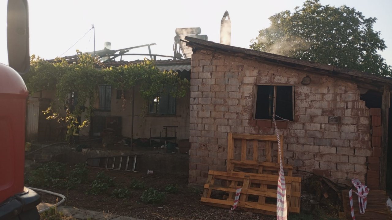 Evde çıkan yangında yatağa bağımlı yaşlı kadın hayatını kaybetti