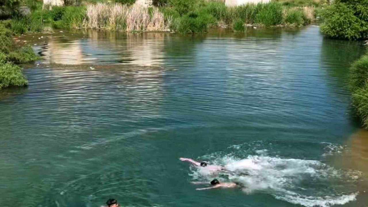 Kavurucu sıcaklardan bunalan Arabanlı vatandaşlar akarsularda serinliyor