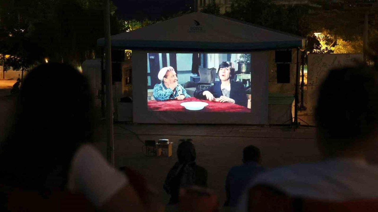 Düzce Üniversitesi’nde açık hava sinema günleri başladı