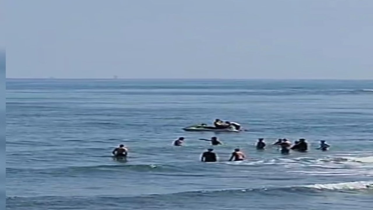 Düzce’de denizde boğulma tehlikesi geçiren 4 kişiyi cankurtaranlar kurtardı