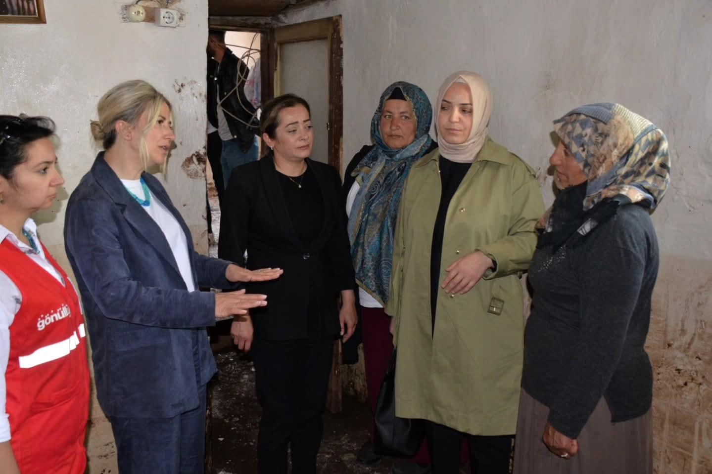 Ak Parti Kadın kolları Kars'ta Sel Bölgesini ziyaret etti