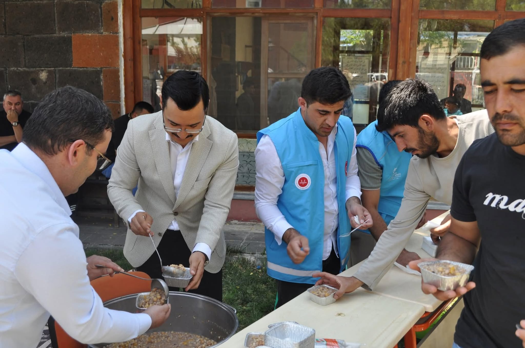 Kaymakam Demirtaş ve Başkan Toptaş, Vatandaşlara Aşure Dağıttı