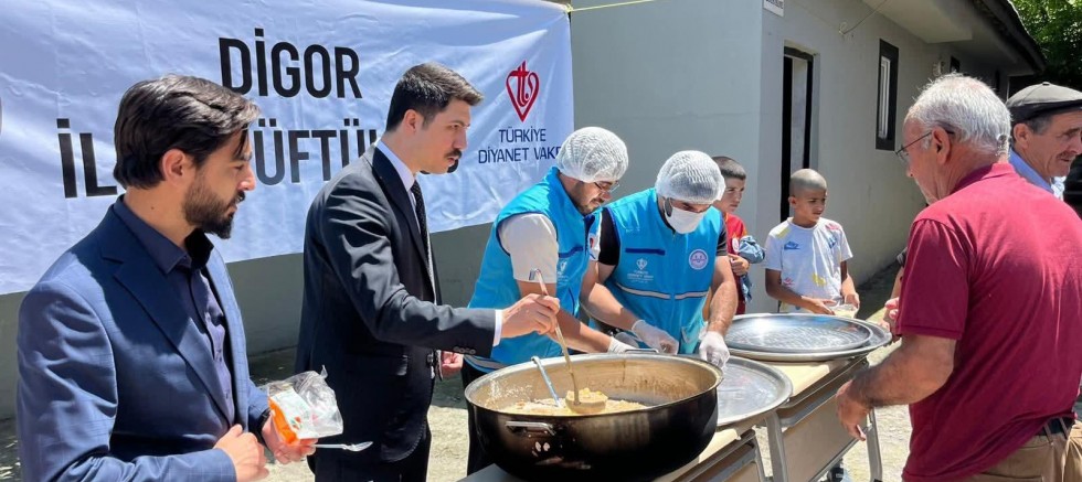 Digor'da Muharrem Ayı Dolayısıyla Aşura Dağıtıldı