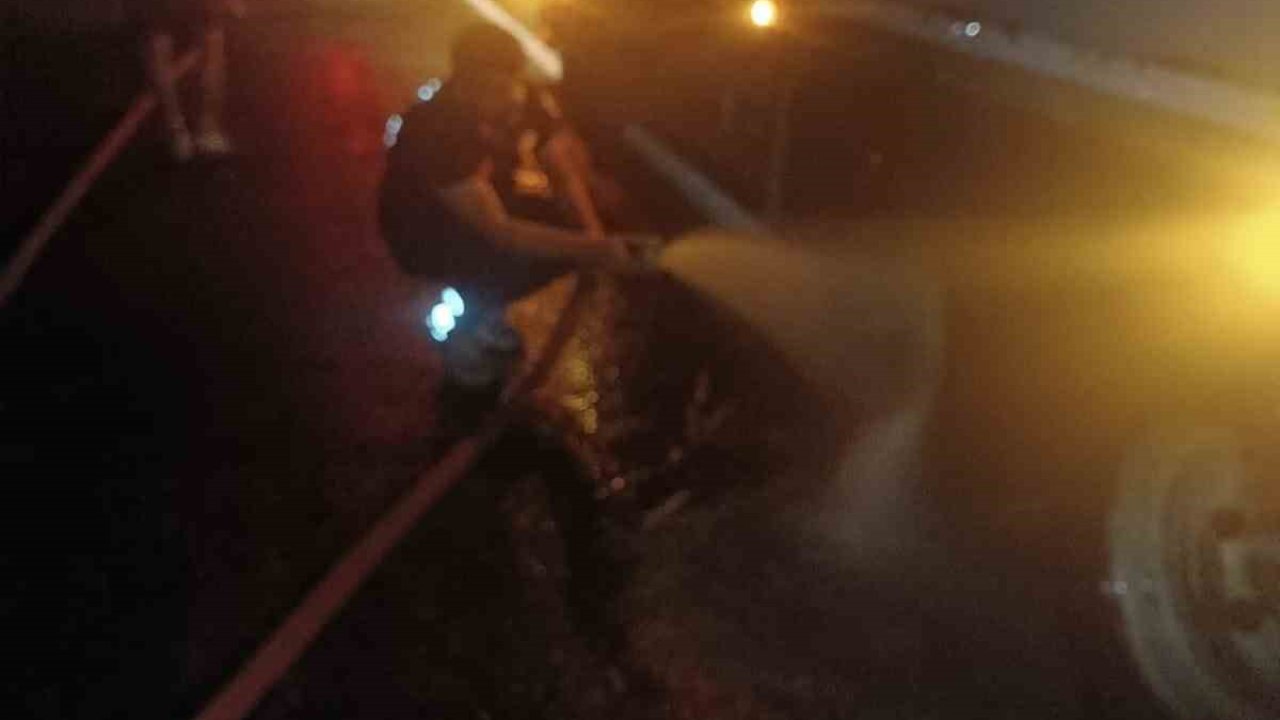 Tırda çıkan yangına itfaiyeden seyir halindeyken müdahale