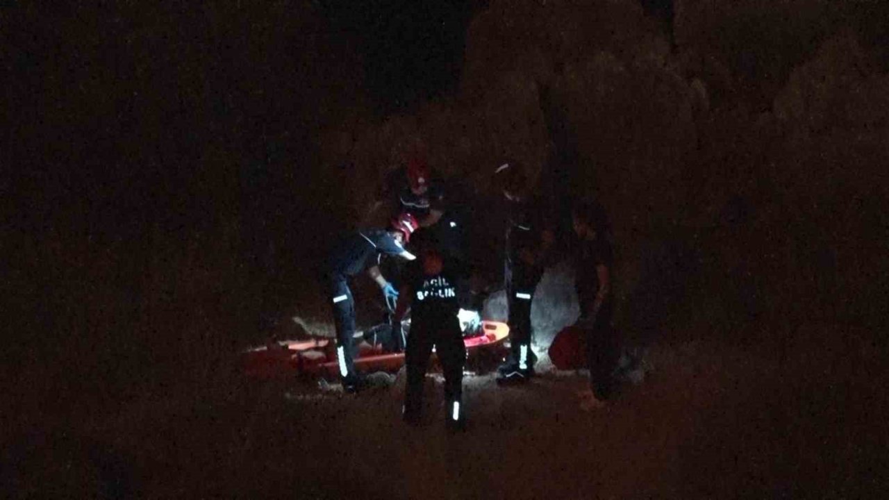 Falezlerden yukarı çıkmak isterken yaralanan genç kızı itfaiye kurtardı