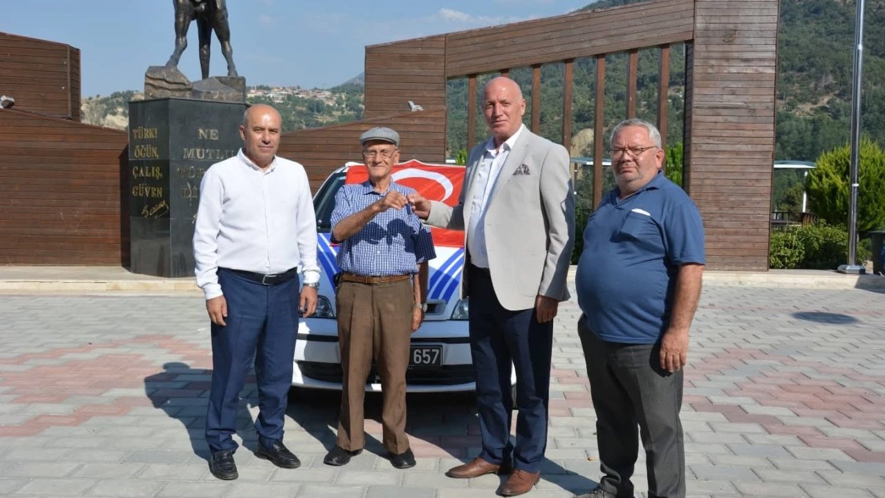 Otomobilini Babadağ Belediyesine hizmet aracı olarak bağışladı