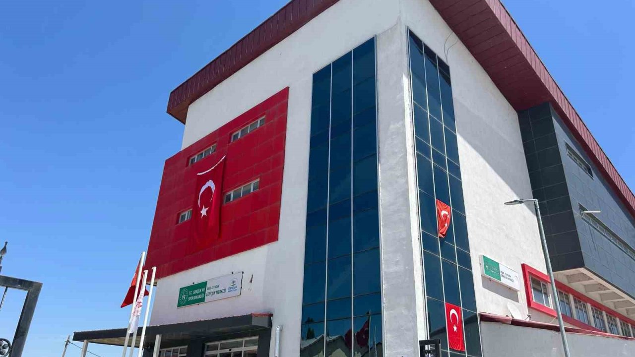 Diyadin’de sokaklar al bayrakla donatıldı