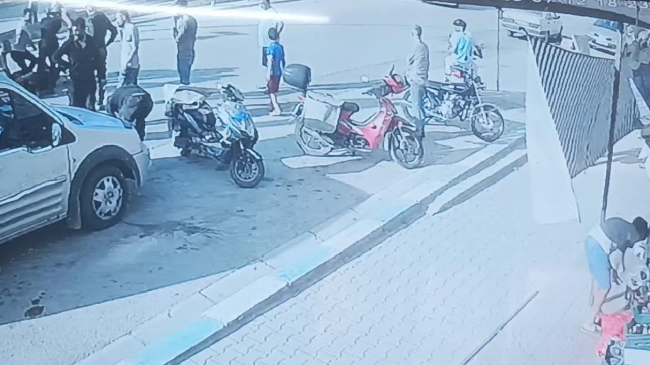 Kapıyı açmasıyla motosiklet sürücüsü yere yığıldı