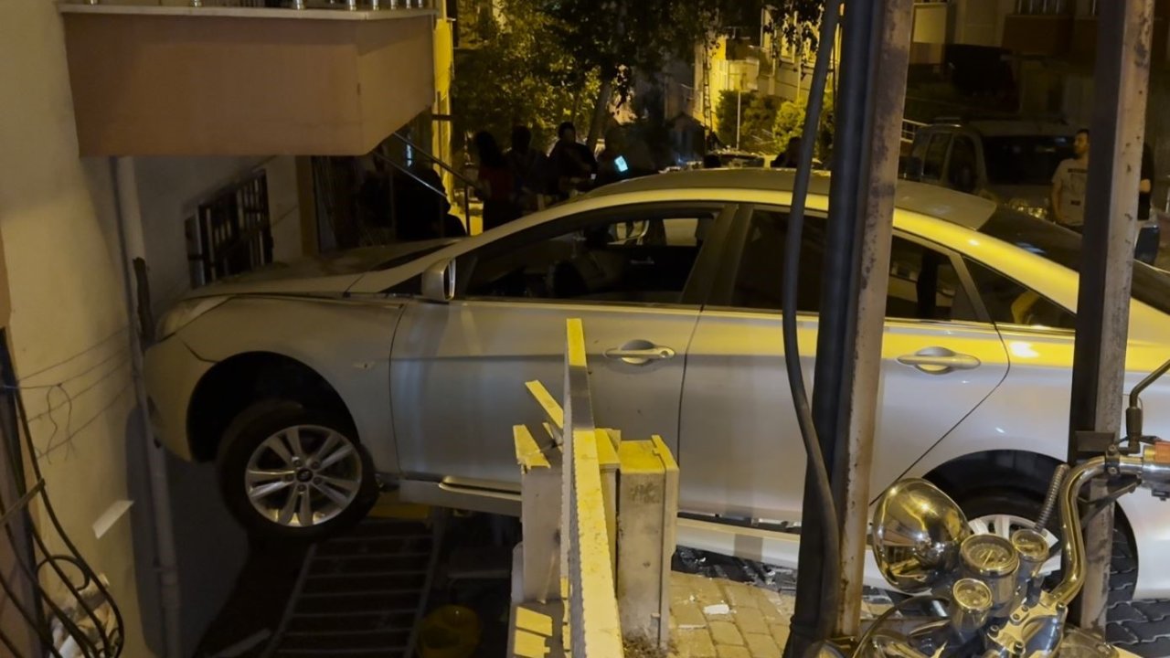 Avcılar’da fren yerine gaza basan kadın sürücü binaya çarptı