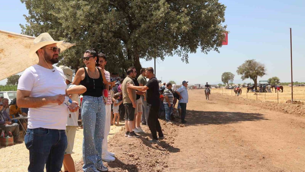 Kızılcabölük Rahvan At Yarışları yoğun katılımla gerçekleşti