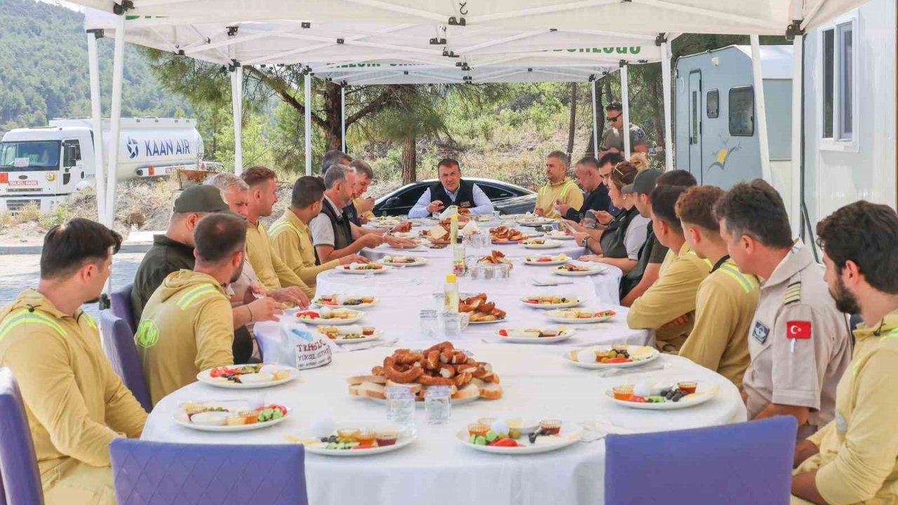 Vali Sözer, orman yangınlarına karşı mücadele eden kahramanlarla bir araya geldi