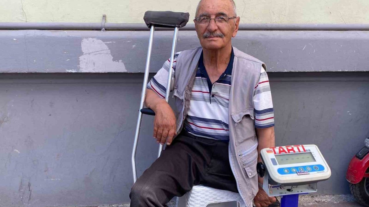 Engelli aracıyla Hamamyolu’na geliyor, tartıyla geçimini sağlıyor
