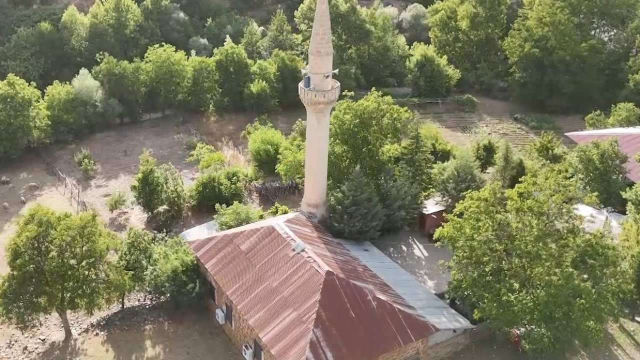 Tescilli tarihi cami geçmişin izlerini geleceğe taşıyor