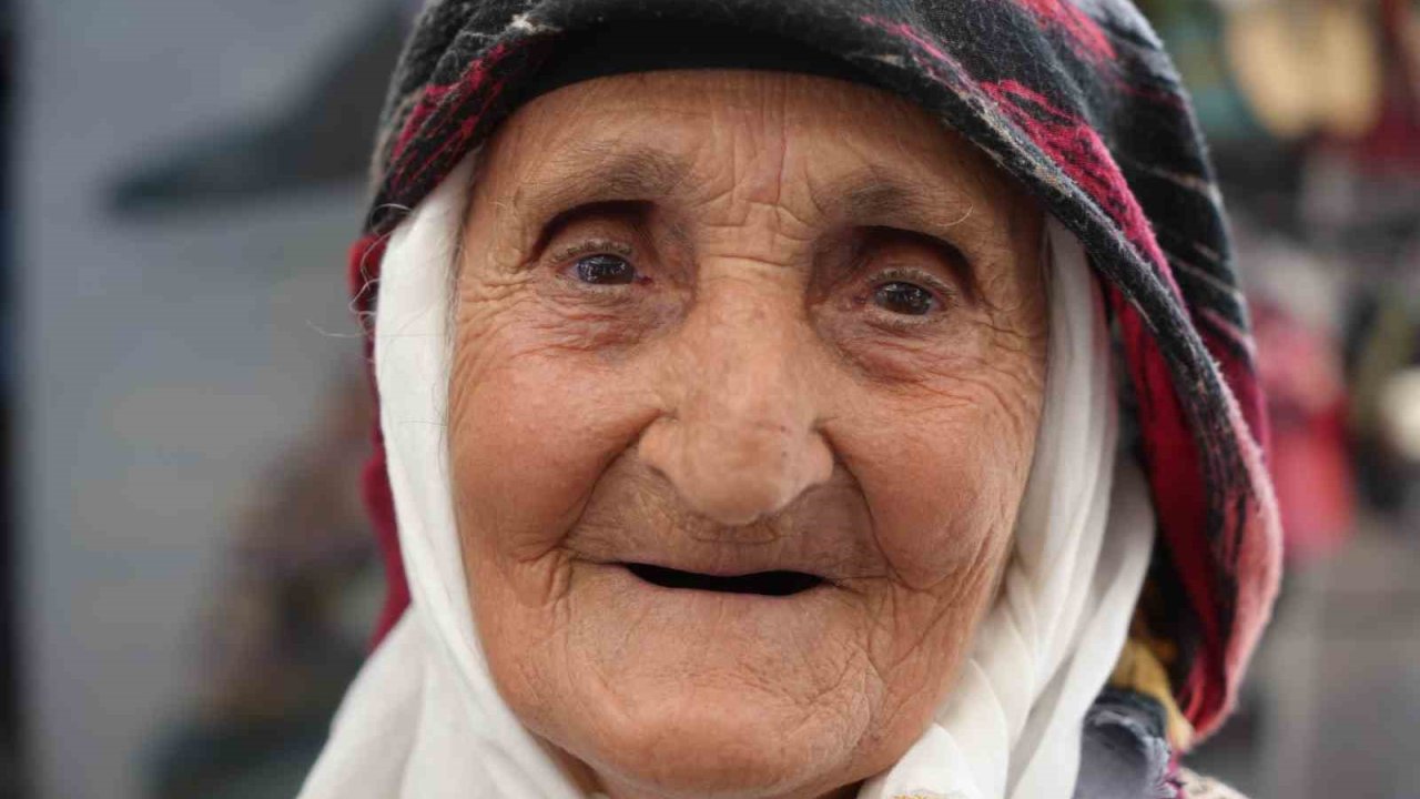 Buğday Meydanının 98 yaşındaki ninesi çorap satarak aile bütçesine katkıda bulunuyor