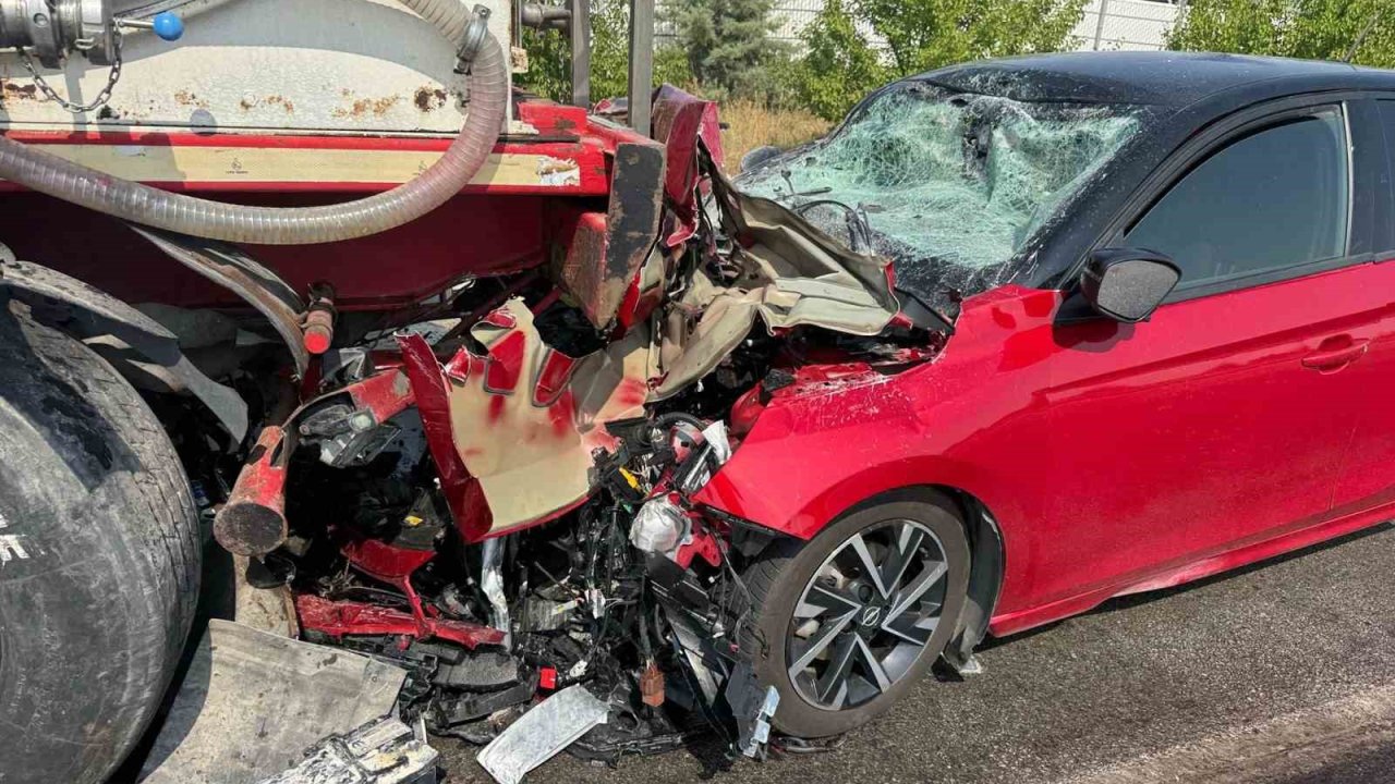 Otomobilin süt tankerine çarptığı kaza güvenlik kamerasında