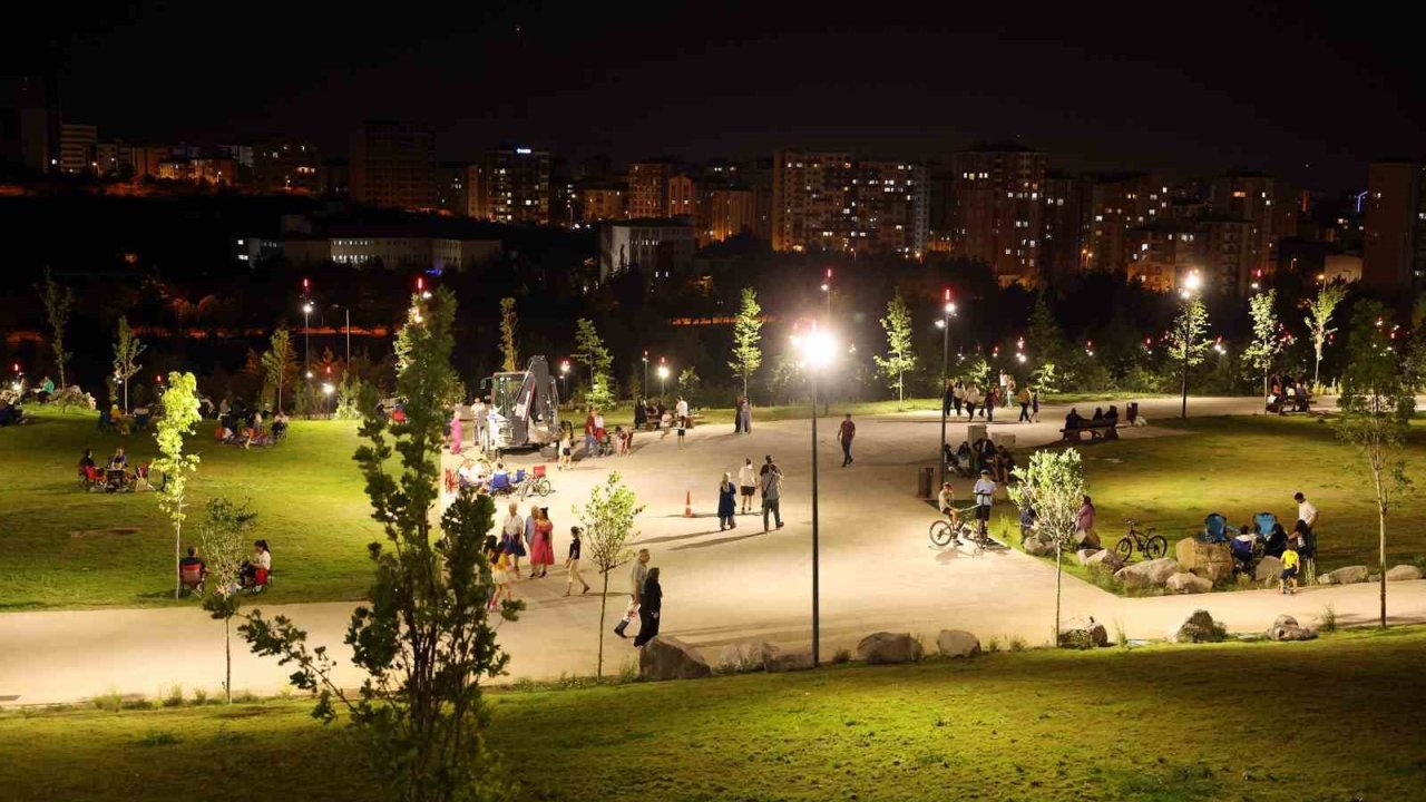 Talas’ta millet, daha açılmadan bahçesine akın etti