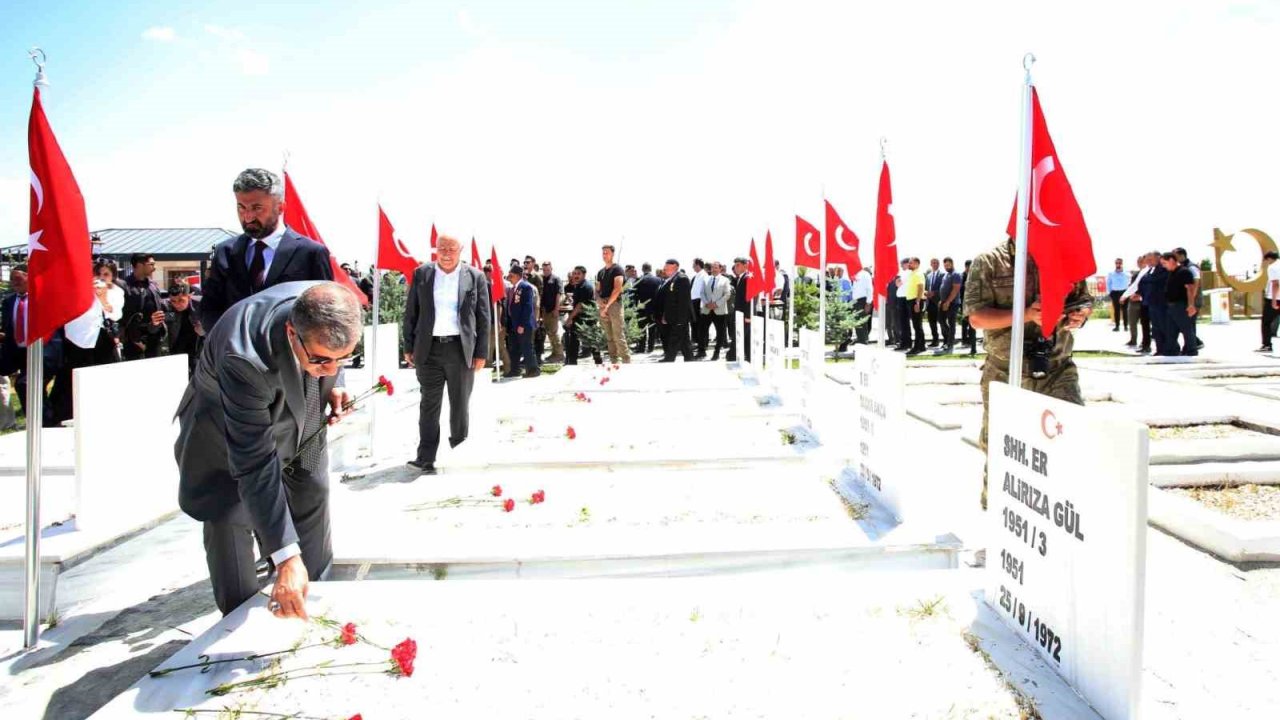 Ağrı’da yenilenen Merkez Şehitlik Anıtı törenle açıldı