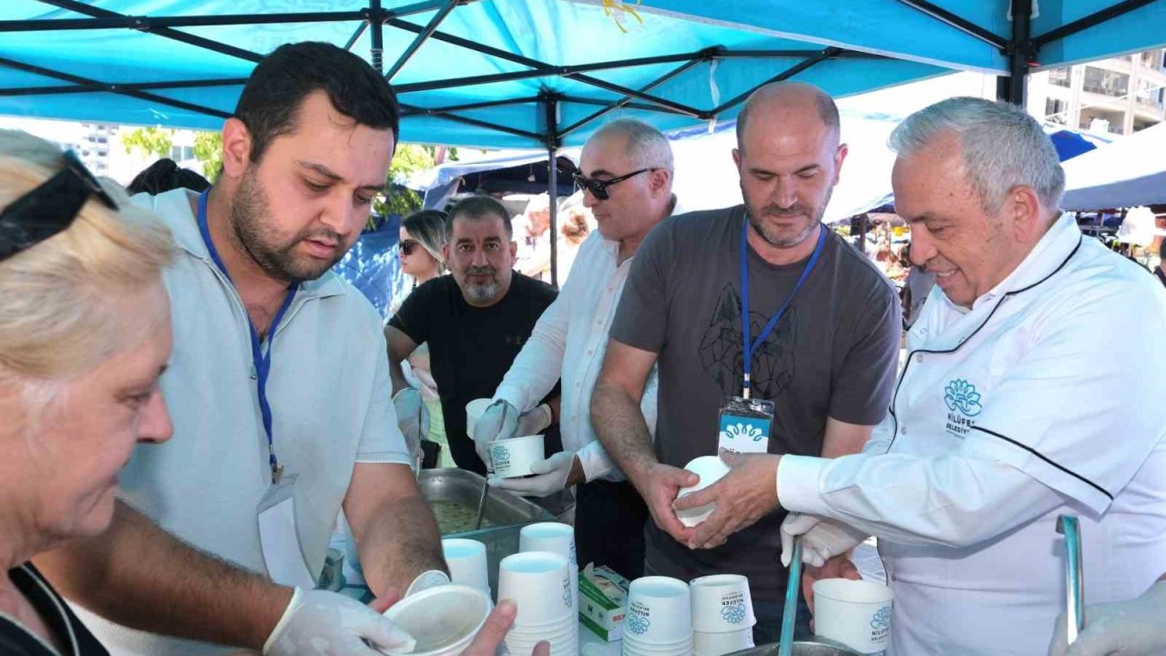 Başkan Şadi Özdemir’den aşure ikramı