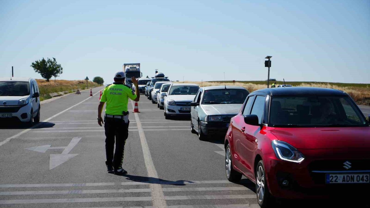Edirne-Havsa yolundaki anız yangını kontrol altına alındı, yol trafiğe açıldı