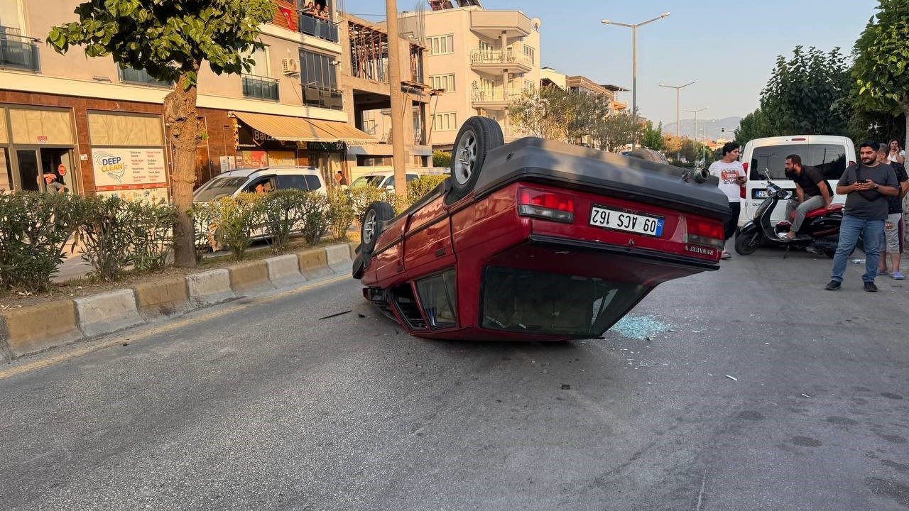 Aydın’da 15 yaşındaki gencin kullandığı otomobil takla attı