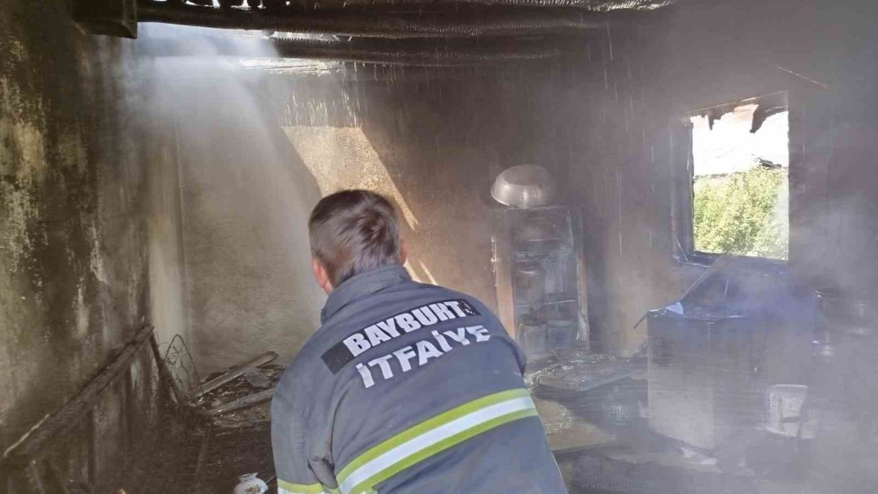 Çiğdemlik köyündeki tandır evinde çıkan yangın söndürüldü