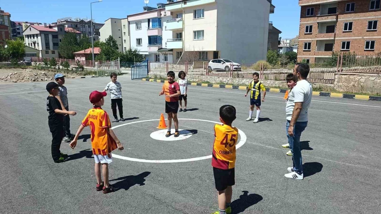 Bayburt’ta öğrenciler robotik ve futbol kurslarıyla hem eğleniyor hem öğreniyor