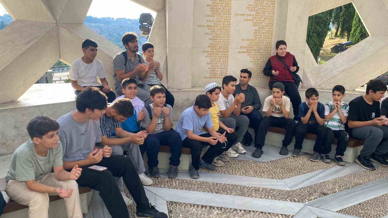 15 Temmuz Şehitler Anıtı’na sabahın erken saatlerinde ziyaret