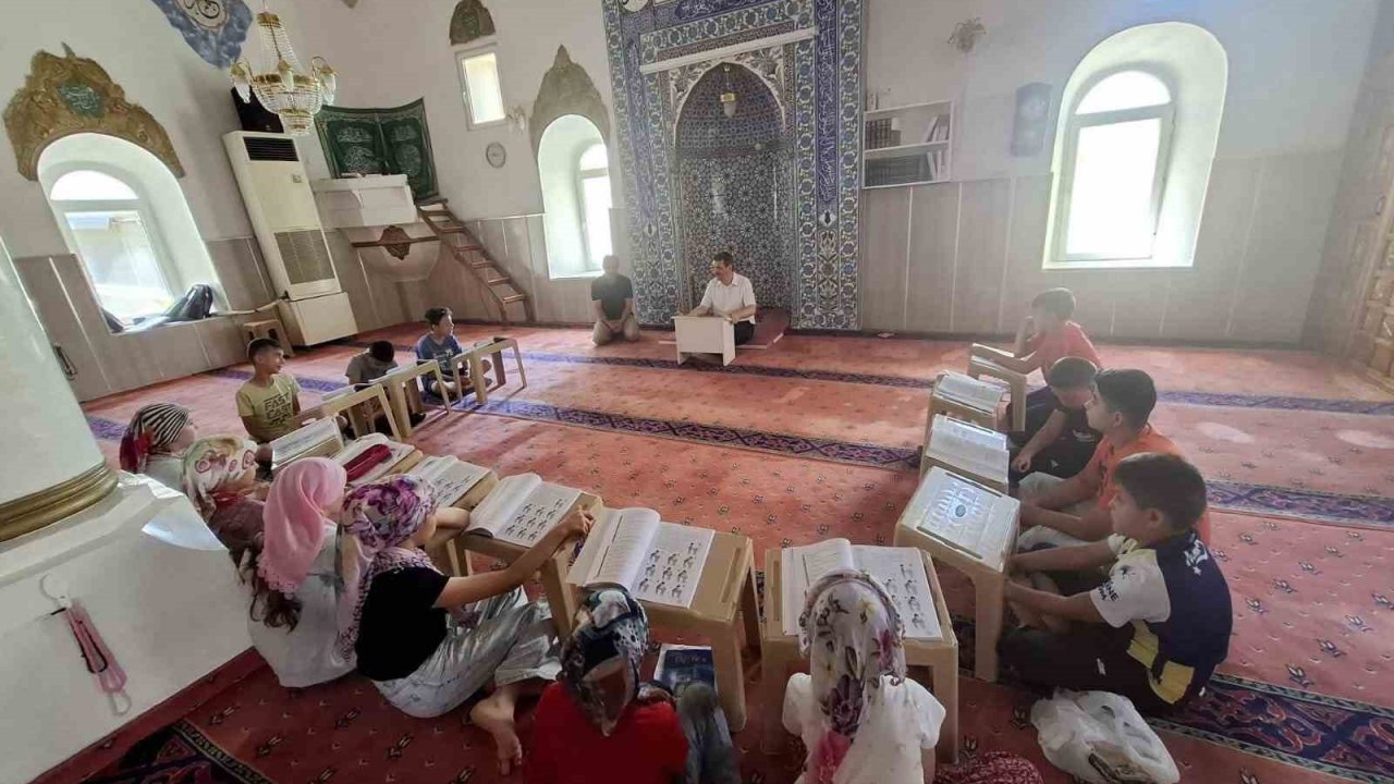 Selendi’de camiler çocuk sesleriyle şenlendi