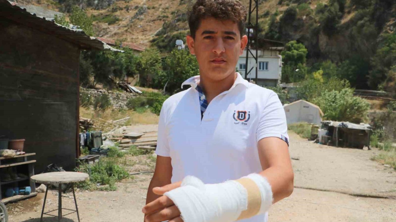 Orman yangınında alevler evine sıçramasın can pahasına diye mücadele veren çocuğun elini yamaçtan kopan kaya parçası kırdı