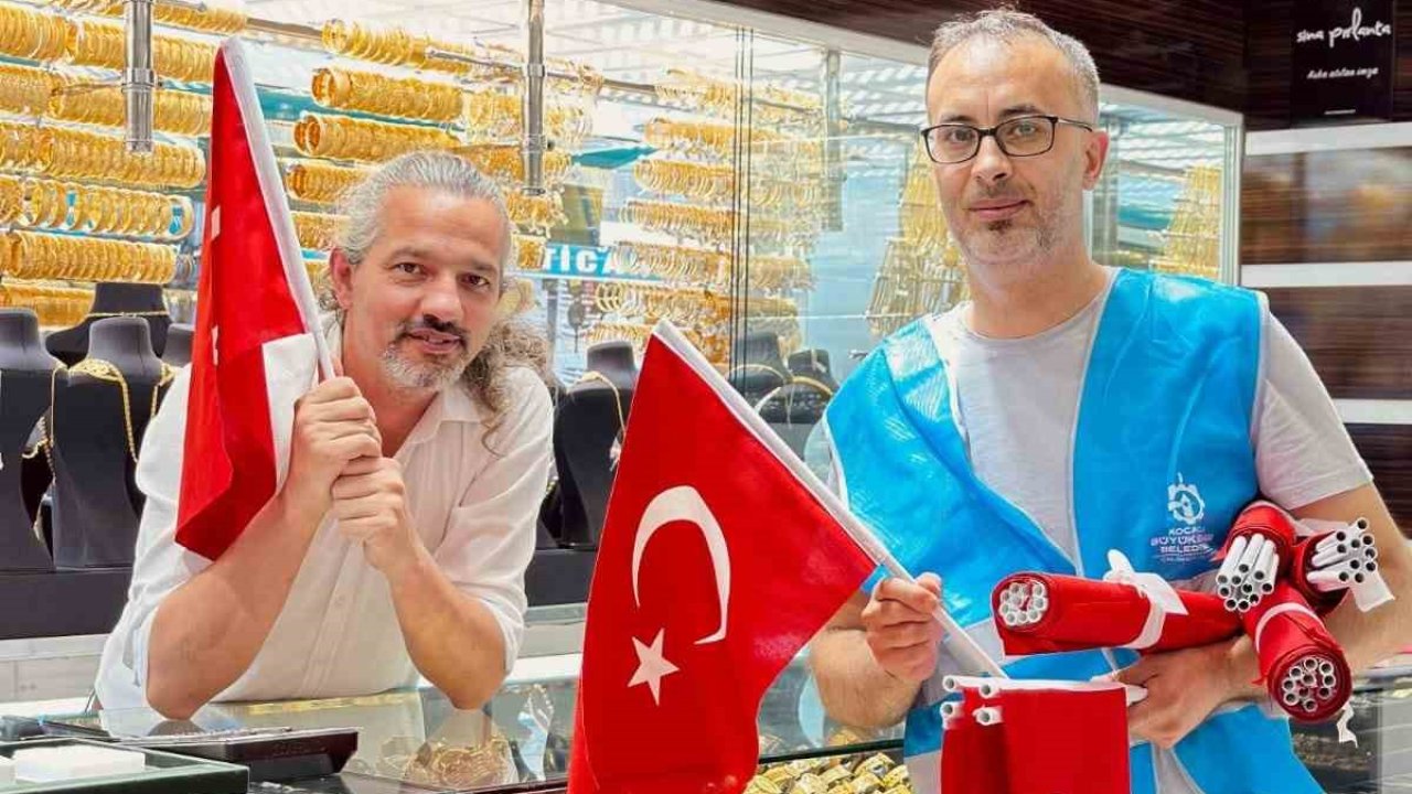 Esnafa ve vatandaşlara binlerce bayrak dağıtıldı