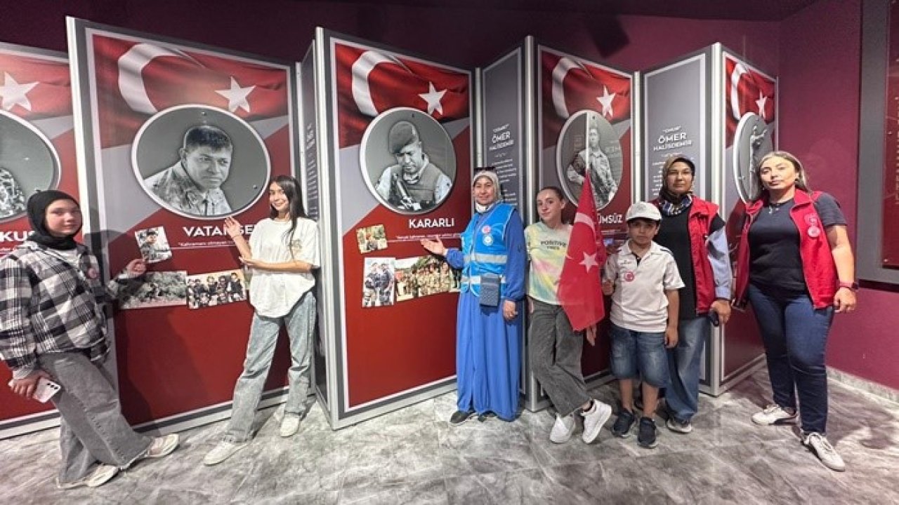 Adanalı üniversite öğrencileri Şehit Ömer Halisdemir’in kabrinde dua etti