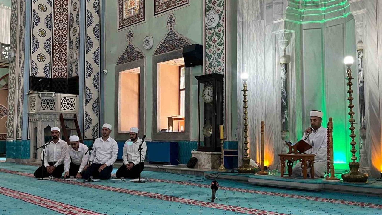 Eskişehir’de vatandaşlar 15 Temmuz şehitleri için camide buluştu