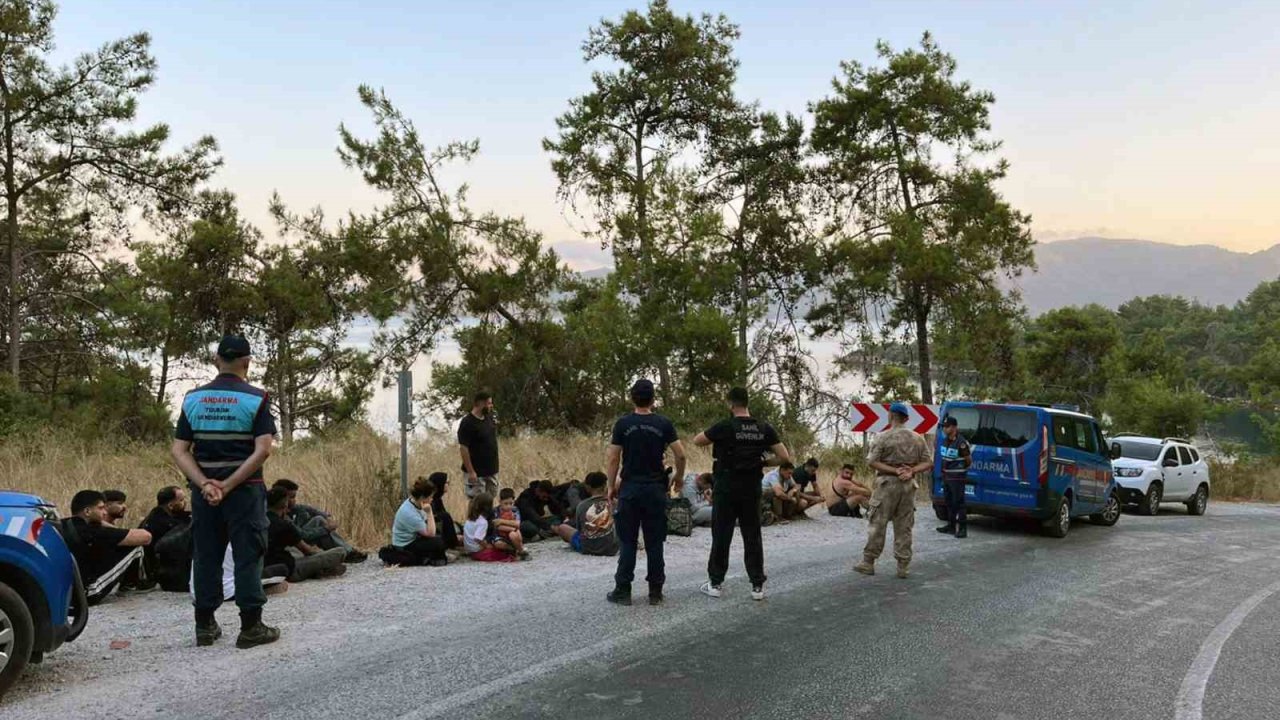 22 düzensiz göçmen ve 2 göçmen kaçakçısı yakalandı
