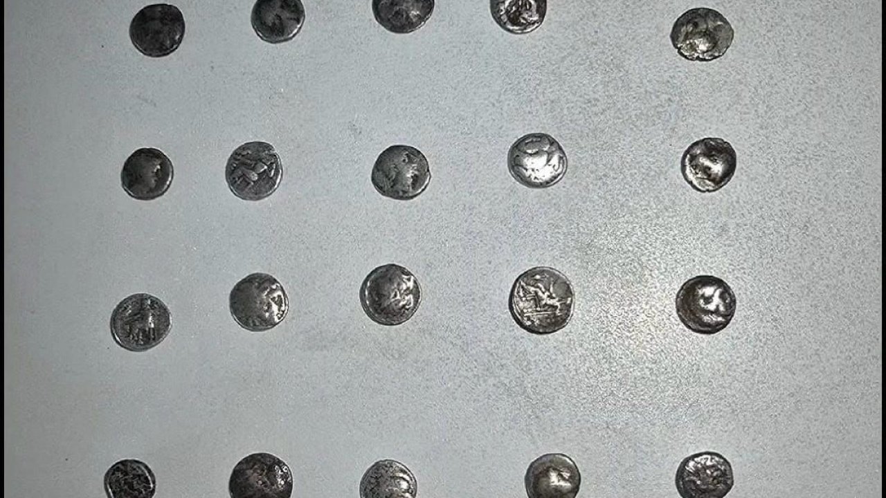 Çorum’da şüpheli araçtan 26 adet sikke çıktı