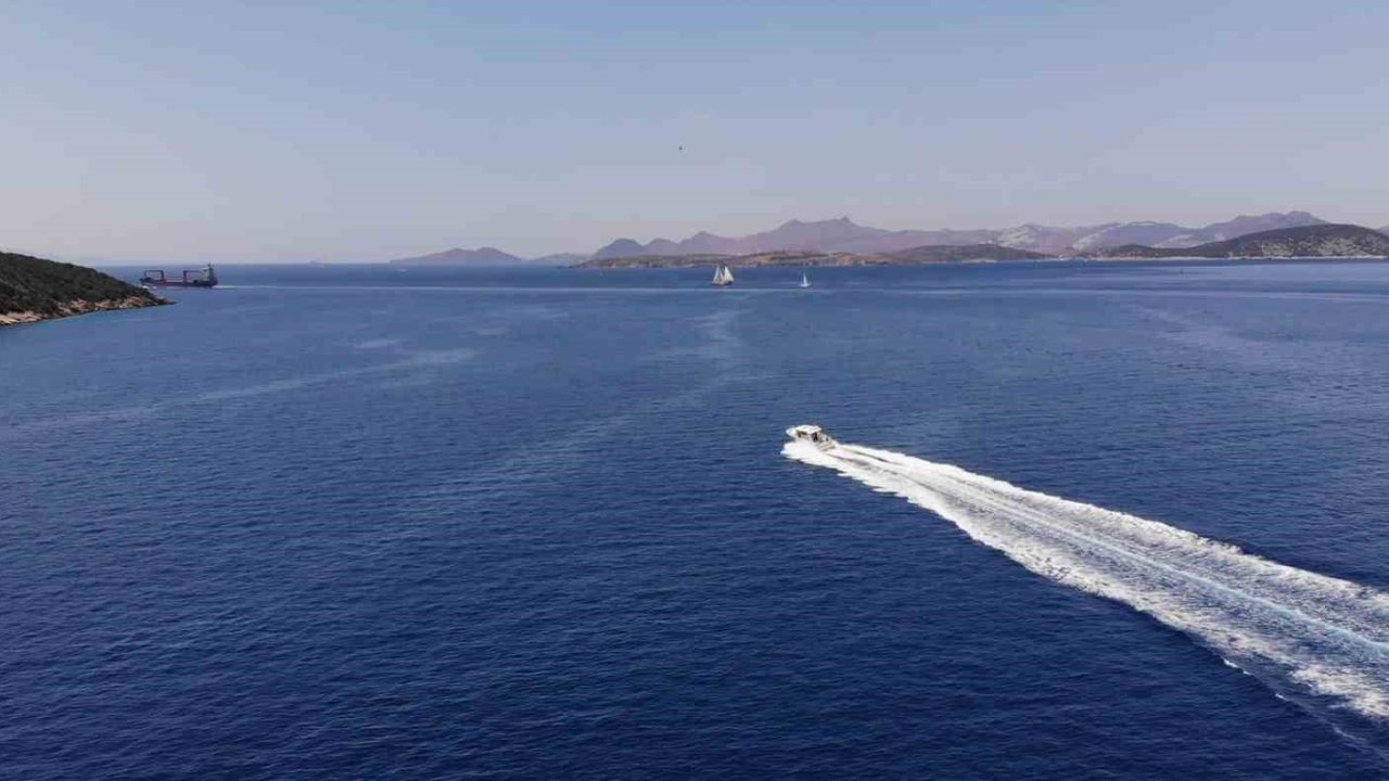 Gezi teknesinde düşen personel deniz ambulasıyla tahliye edildi