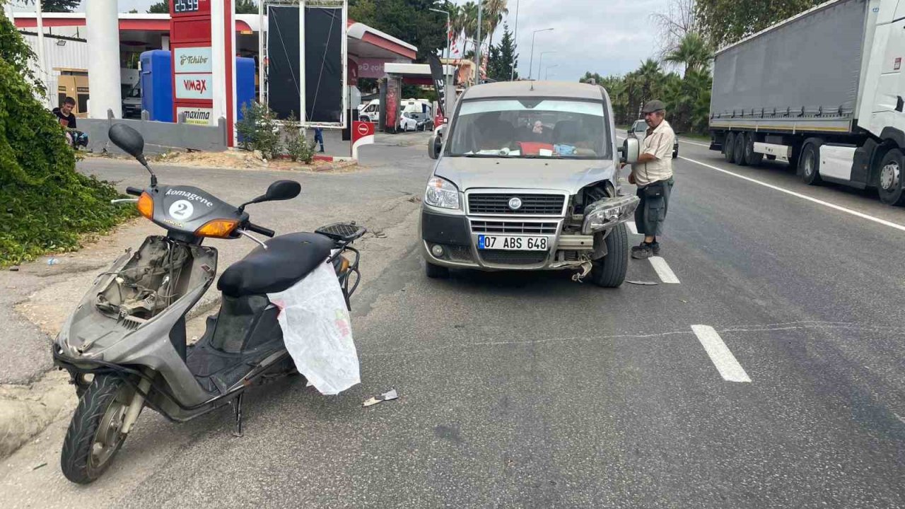 Antalya’da hafif ticari araç ile çarpışan motosikletli yaralandı