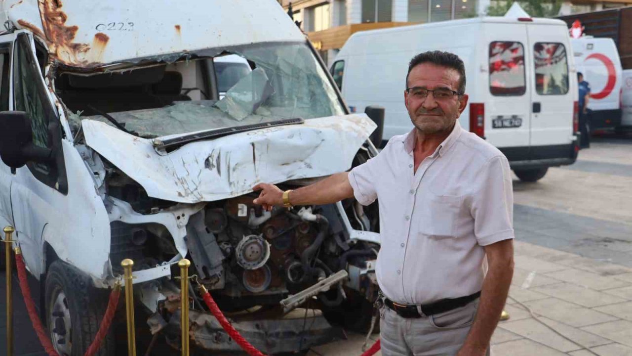 15 Temmuz darbe girişiminde hasar gören minibüs Sivas’ta sergileniyor