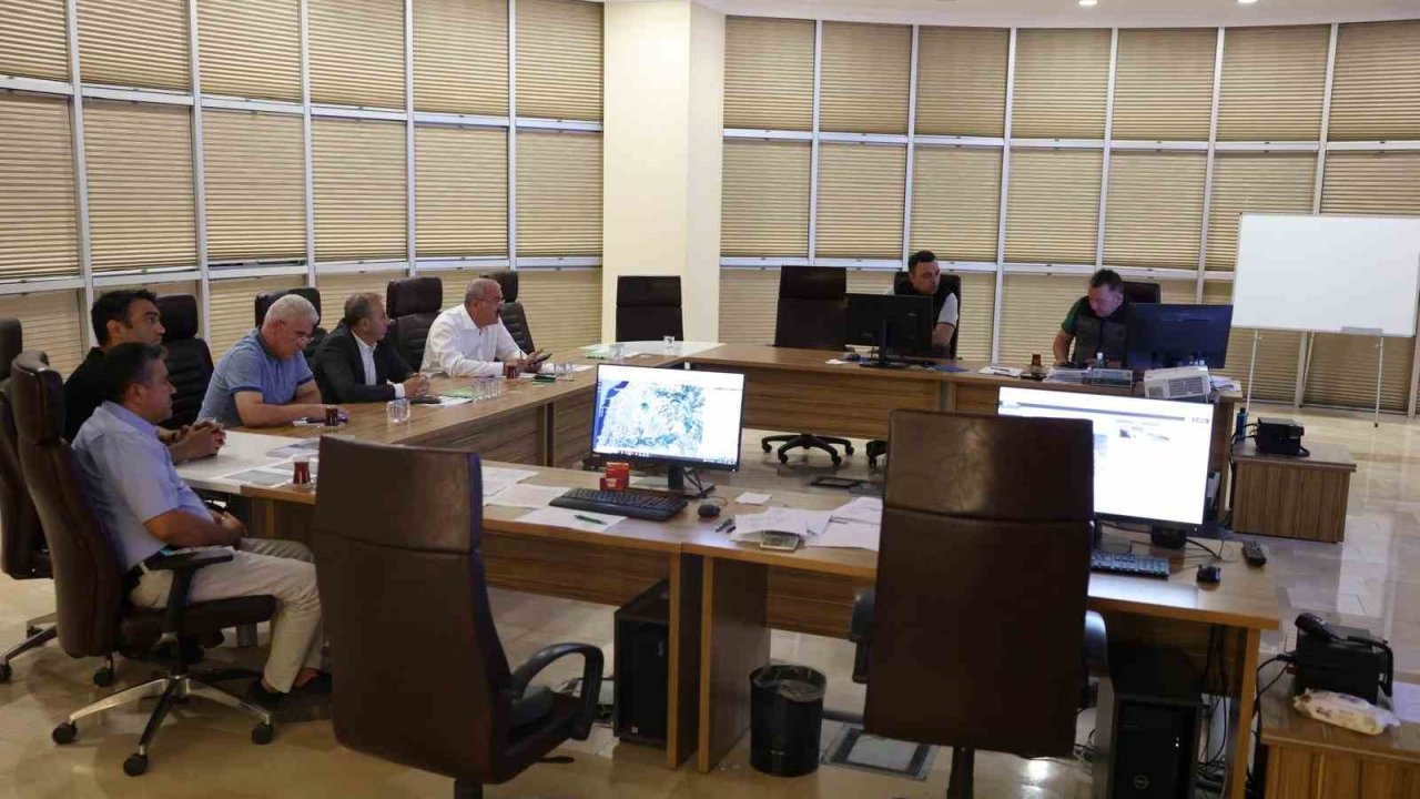 Vali Toraman, Ayvacık ve Gelibolu ilçelerinde devam eden orman yangınlarını Yangın Yönetim Merkezinden takip ediyor
