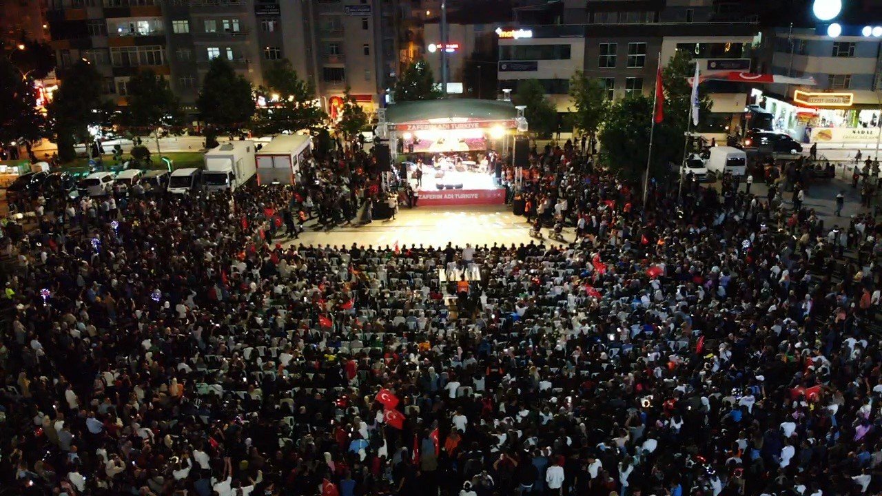 Çorum’da binlerce kişi 15 Temmuz şehitlerini andı: Ahmet Şafak türküleriyle duygulandırdı