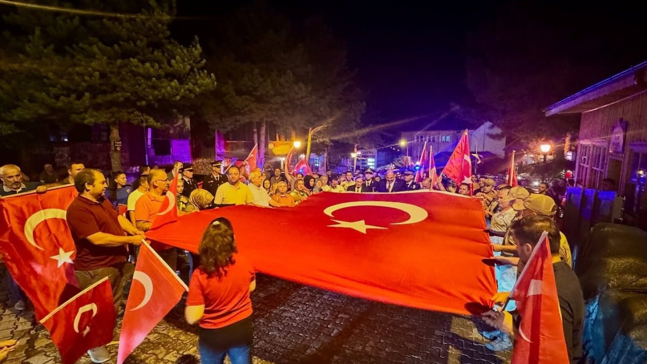 Kemaliyeliler Türk bayraklarıyla şehitleri andı