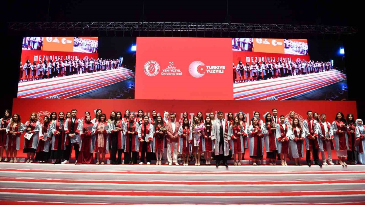 İstanbul Yeni Yüzyıl Üniversitesi’nde mezuniyet coşkusu