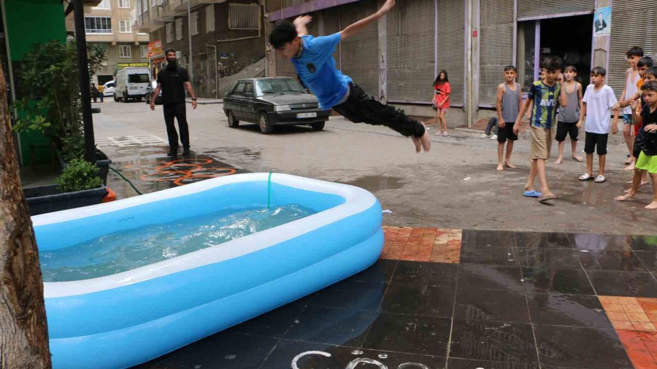 Diyarbakırlı esnaf sıcaktan bunalan çocuklara şişme havuz açtı