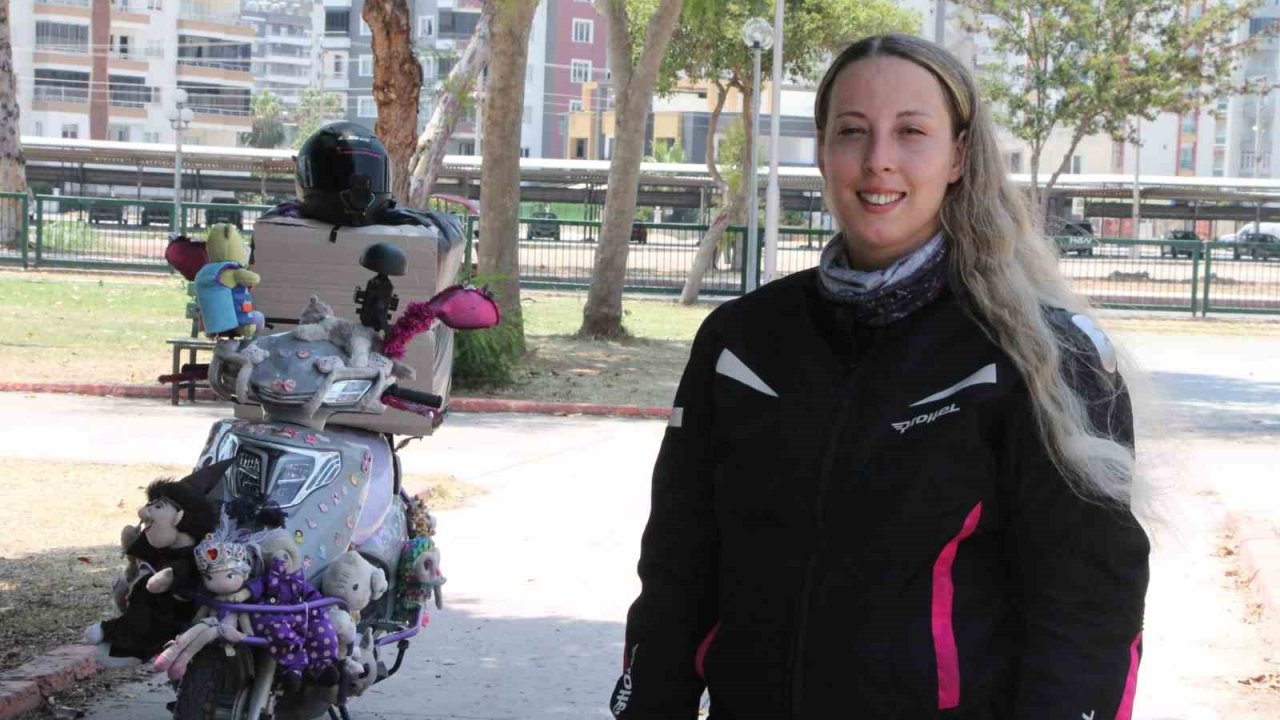 Kadın kurye, renkli motosikletiyle trafikte ilgi odağı oldu