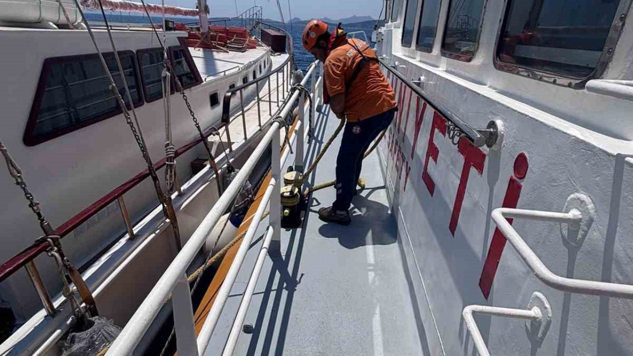 Bodrum’da su alan tekneyi KIYEM ekipleri müdahale etti