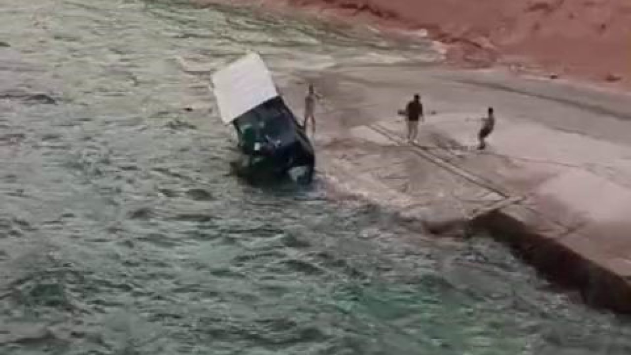 Kıyıdaki tekne rüzgarın etkisiyle suya gömüldü