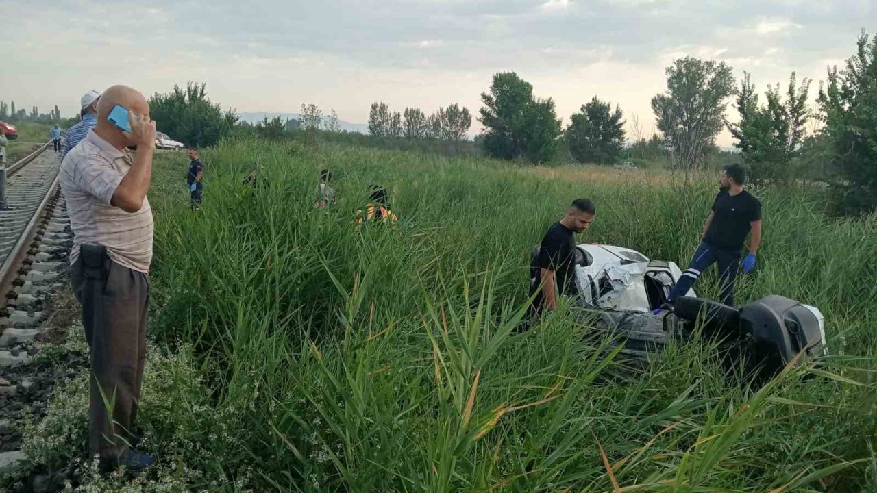 Trenin çarptığı araçta tatile gelen gurbetçi vatandaş öldü