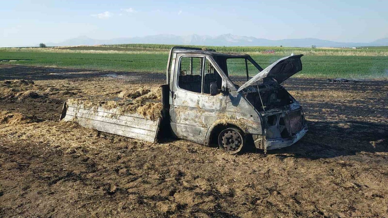 Kamyoneti samanlarla birlikte yanan üreticiye yardım eli uzandı