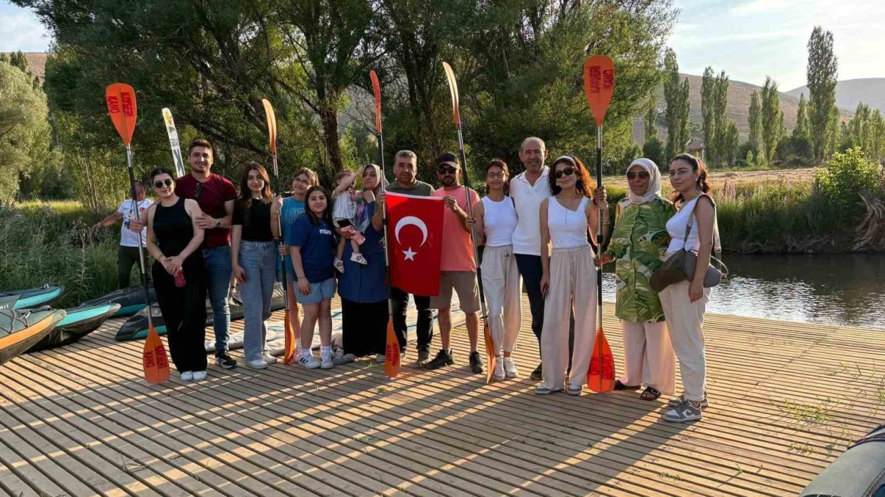 Zamantı Irmağı’nda şehit yakınları ve gaziler ücretsiz kanoya bindirildi