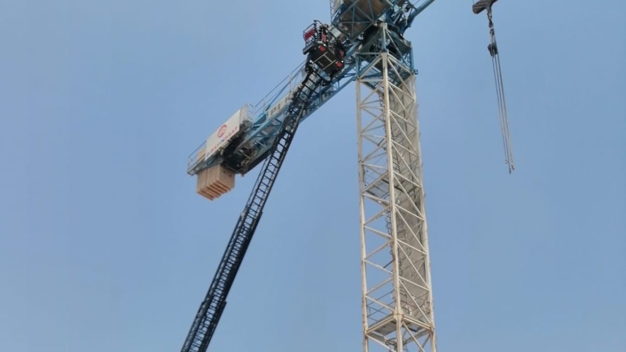 Kule vinçte fenalaşan operatörü itfaiye kurtardı